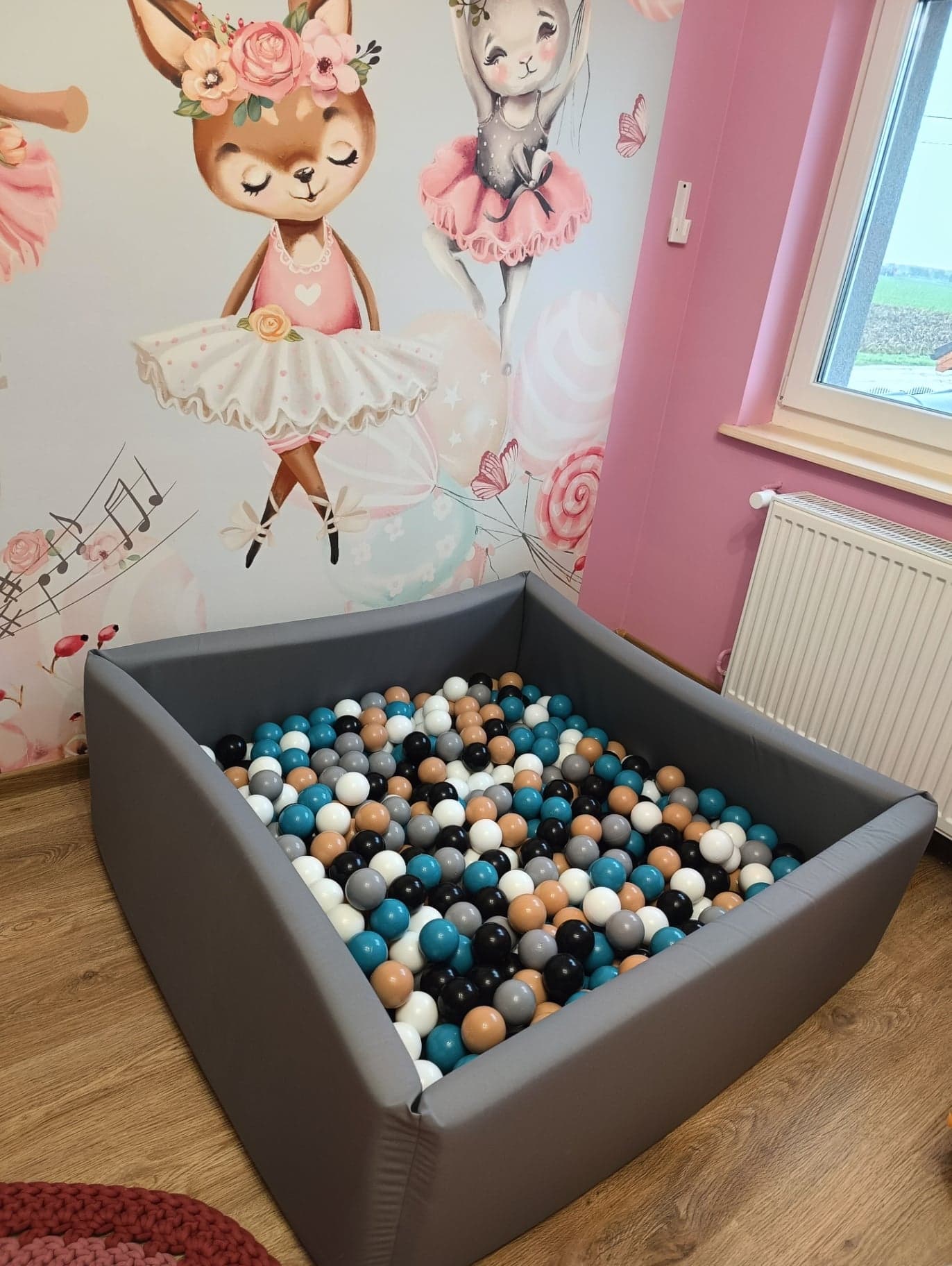 Bardzo duży suchy basen z kulkami